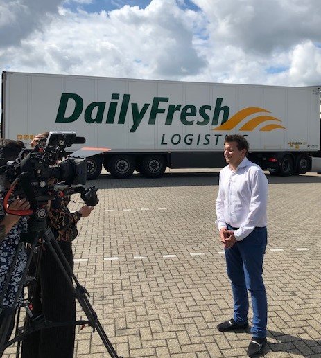 SalesDailyfresh's tweet photo. Welk effect zal Brexit hebben op vervoer naar het VK? En is Brexit wel een bedreiging voor DLG? Vanavond om 18:15 is Joost Visbeen te zien bij EenVandaag (NPO 1) #brexit #nodeal #UK #dailyfresh #logistics #Johnson #transport #teamdfl #DLG #EenVandaag https://t.co/Q1ECwOCFv7