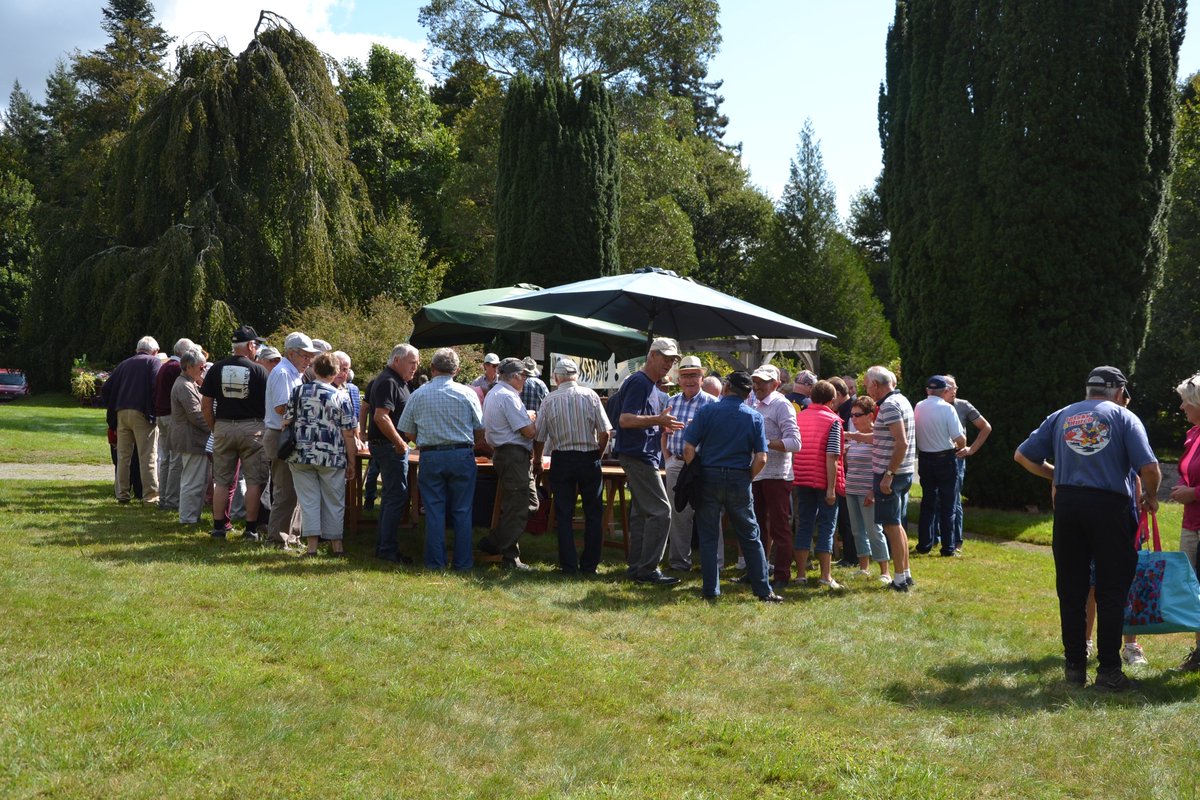 CPape_bzh's tweet photo. Sous un soleil généreux, journée de retrouvailles des #anciens @FDSEA_Finistere au #Nivot https://t.co/ZfmroaiQeA