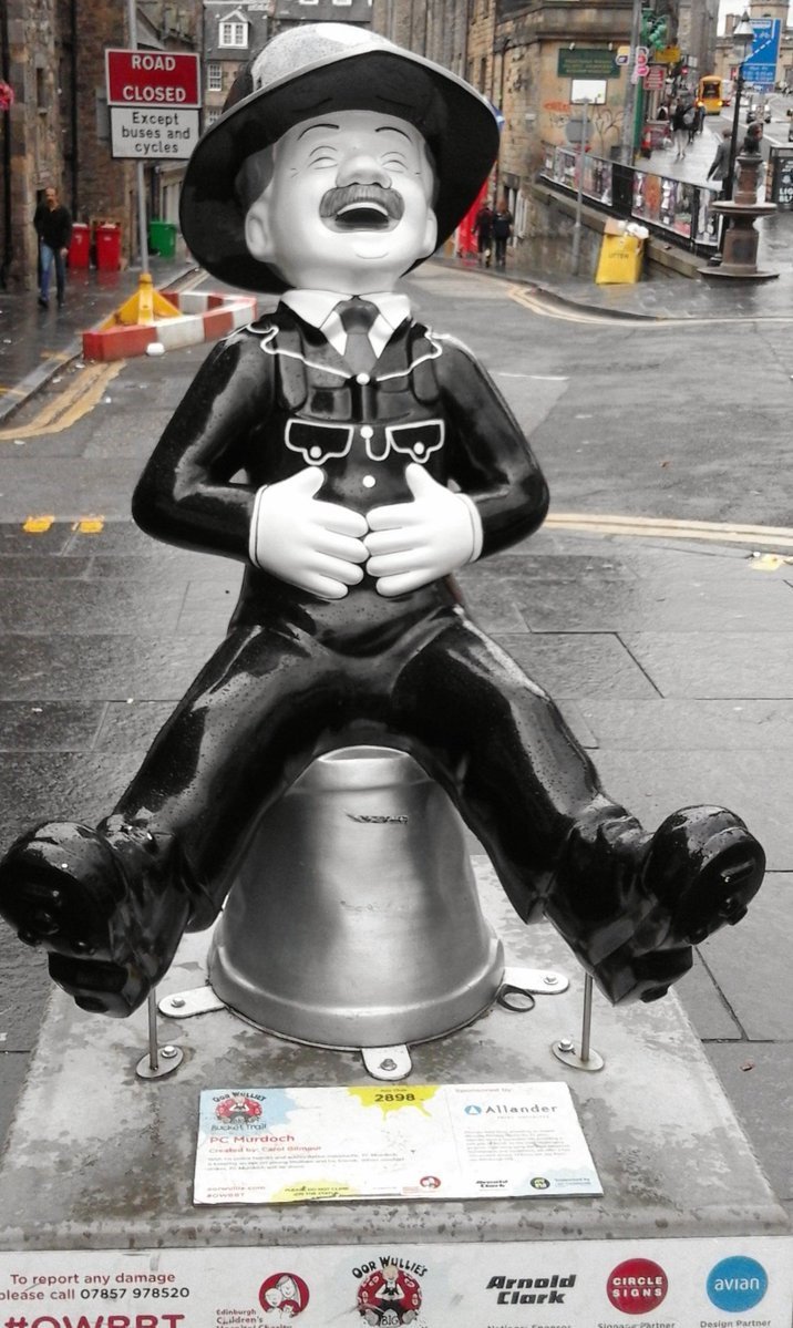 gill_geddes's tweet image. Aww, brilliant! 🥰
I met PC Murdoch in Edinburgh yesterday #PDBodie and #PDBilly! 
(there was also that dog lurking in the background &amp;amp; he didn't seem to even need the lure of a 🎾 to sit still.... 😆)