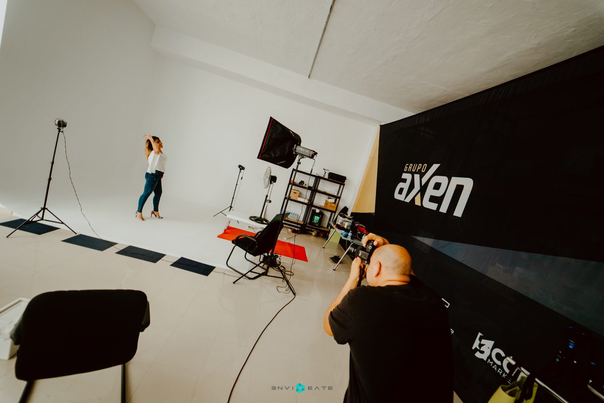 3commarketing's tweet photo. 🤔 ¿Sabías que en @envideate -nuestra propia productora audiovisual- estamos estrenando un set profesional para fotografía y vídeo?😎🙌

Entra aquí y mira los últimos trabajos: https://t.co/JEUb3szLbF

#3COMlosclientes #envideate #marketing https://t.co/2Db6pqKc6d