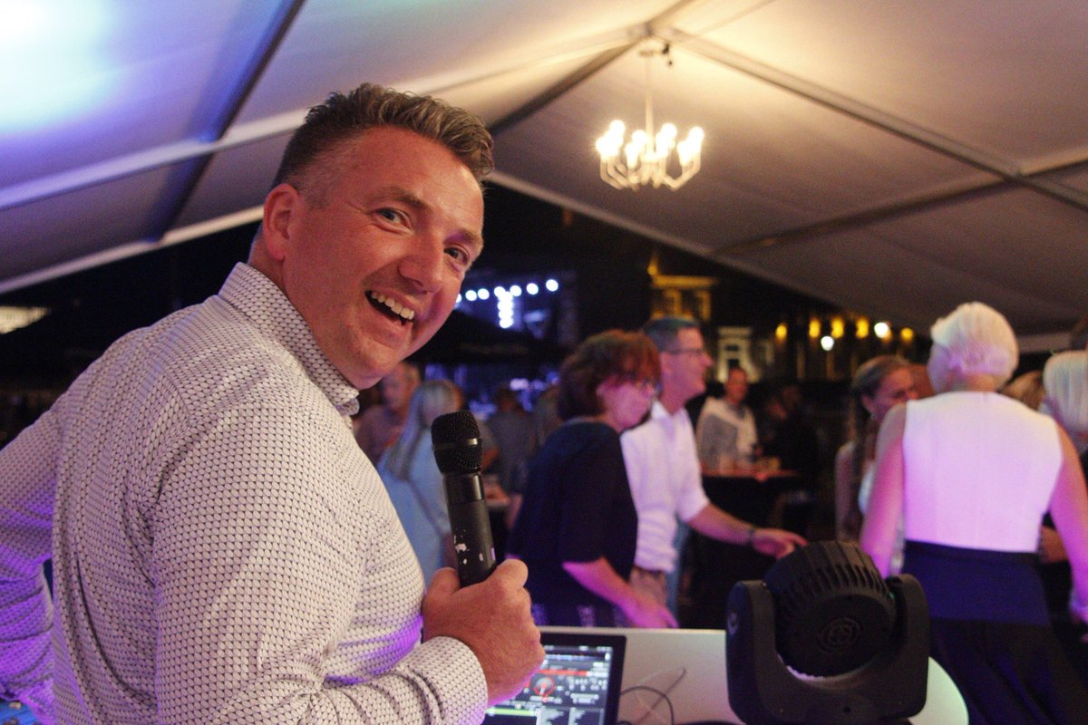 Voor <a href="/FestivalDeVecht/">FestivalOpDeVecht</a> in #Ommen zowel de #presentatie alsook de #afterparty mogen verzorgen van een waanzinnig ‘Vecht Concert’. Dat alles in de magische ‘voortuin’ van <a href="/HoteldeZon/">De Zon</a> 

#PRESENTATOR #dagvoorzitter #PARTYDJ #entertainer #voiceover

erikvolkers.nl