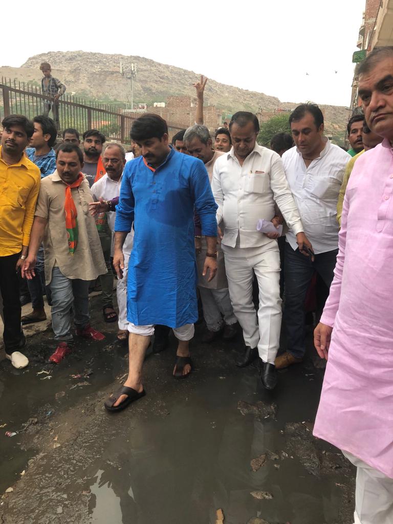 BJP4Delhi's tweet photo. जनता का सेवक, जनता के बीच। @ManojTiwariMP 
#DelhiBachaoParivartanYatra https://t.co/d2BkGFJB2i