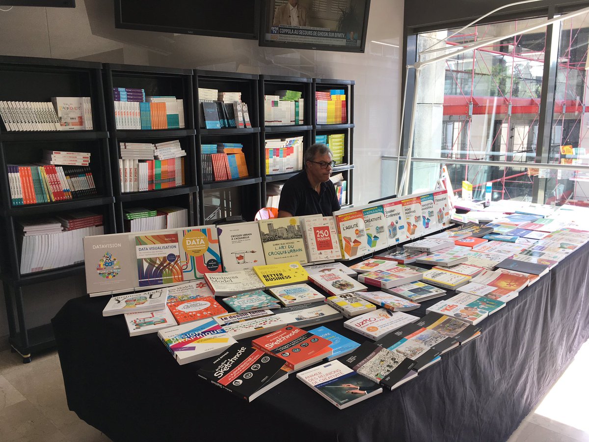 100978Marc's tweet photo. La PLUS grande librairie visuelle de France s’était installée à #ISC19FR Chacun a pu compléter sa bibliothèque 😄Merci à Pascal Briand notre Libraire Itinérant #visualthinking #sketchnote #designthinking #urbansketching #sketch @Sketchnote_Camp @Eyrolles @Diateino @PearsonFrance https://t.co/8z5xVUVZxV