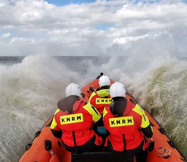 KNRMUrk's tweet image. Verfrissende foto #knrmurk #ijsselmeer #oefenen #bries #savinglifeatsea #vrijwilligers #kustwacht