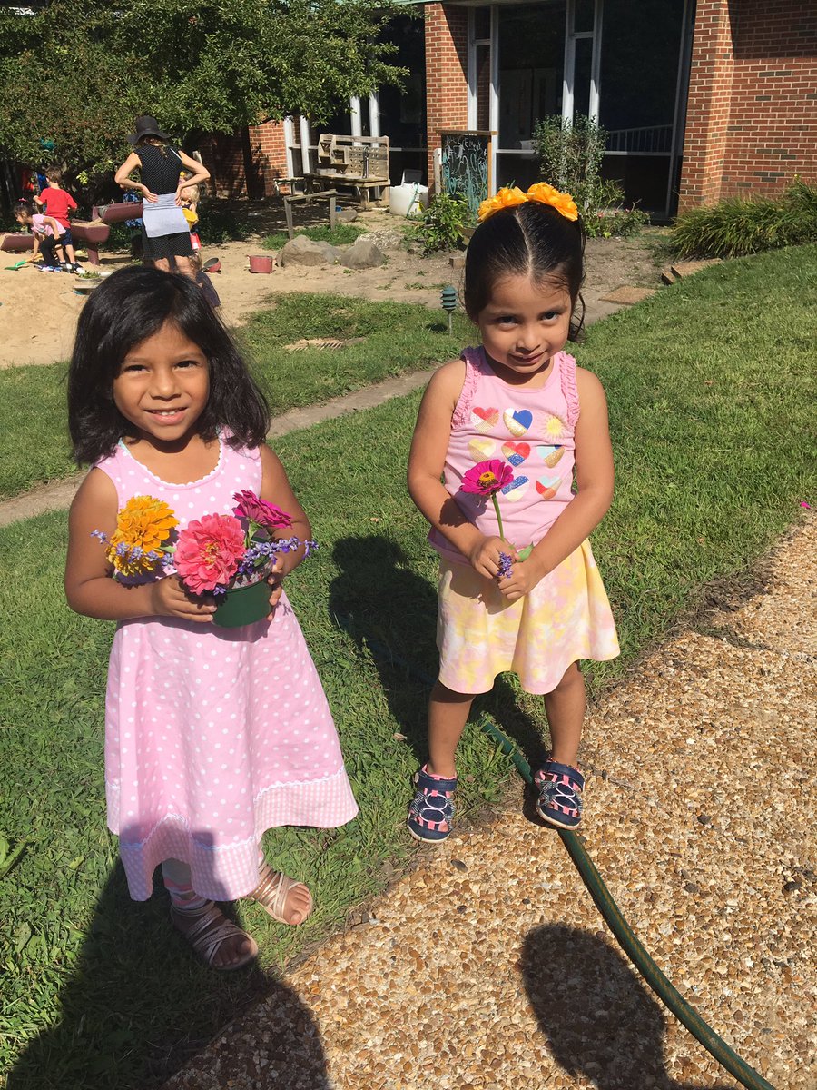 tnegronvelez's tweet photo. @deharovega Today we had a lot of fun exploring all the possibilities of our courtyard.  Hoy nos divertimos muchos explorando todas las posibilidades de nuestro jardín. #112Leads #GB112 https://t.co/OBuoanVdKf