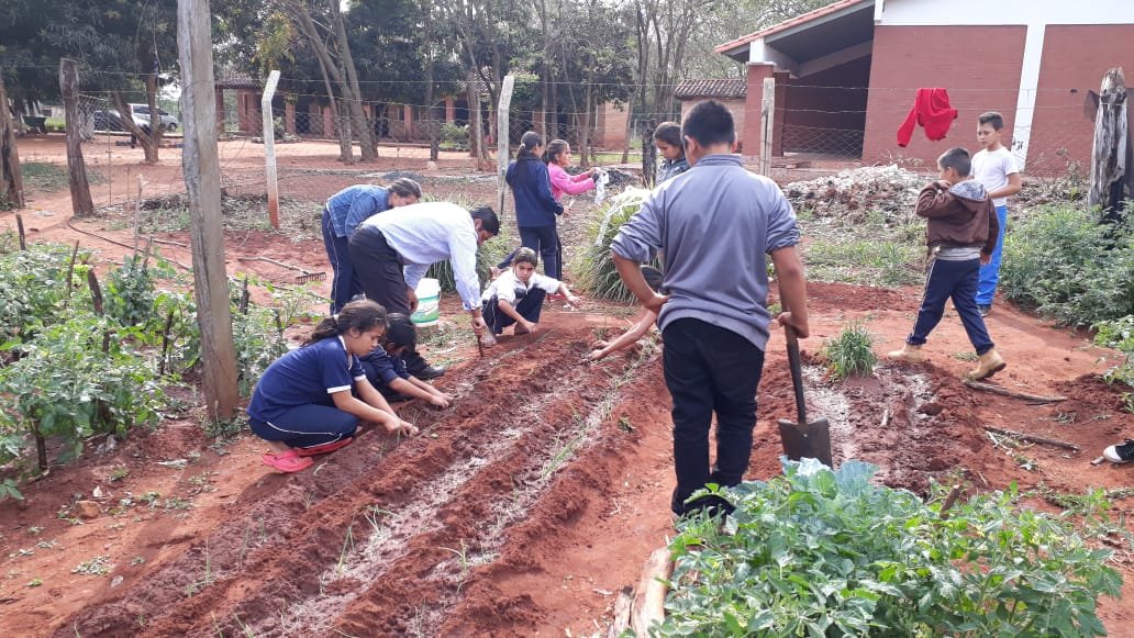 magparaguay's tweet photo. #CDASanPedro trabajo en #HuertaEscolar con los 👦🏻👧🏻alumnos y 👨🏻‍🏫👩🏻‍🏫profesores de la 🏫Escuela Santa Lucía para incentivar la producción🍅🥒🥦🌽 horticola y el consumo. Asentamiento La Preferida, distrito Santa Rosa del Aguaray https://t.co/0RaYeNosEp