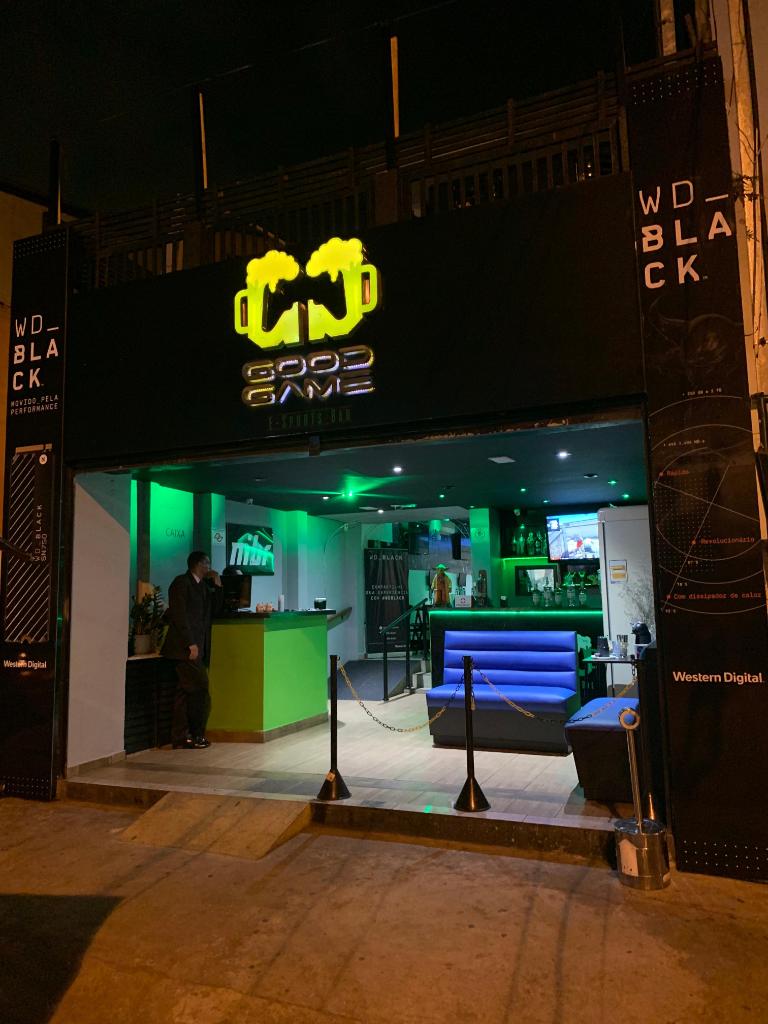 WD_Brasil's tweet photo. Em comemoração ao #DiaMundialDoGamer inauguramos ontem um espaço no Good Game E-Sports Bar na em SP com máquinas turbinadas pelo #SSDBlack 🖤
Não deixe de visitar!  
Um agradecimento especial aos parceiros: @AMDBrasil , @cougargaming_br e Benq 😎
.
#Gamer #DiaDoGamer #GamerBar https://t.co/h1A2tUX22s