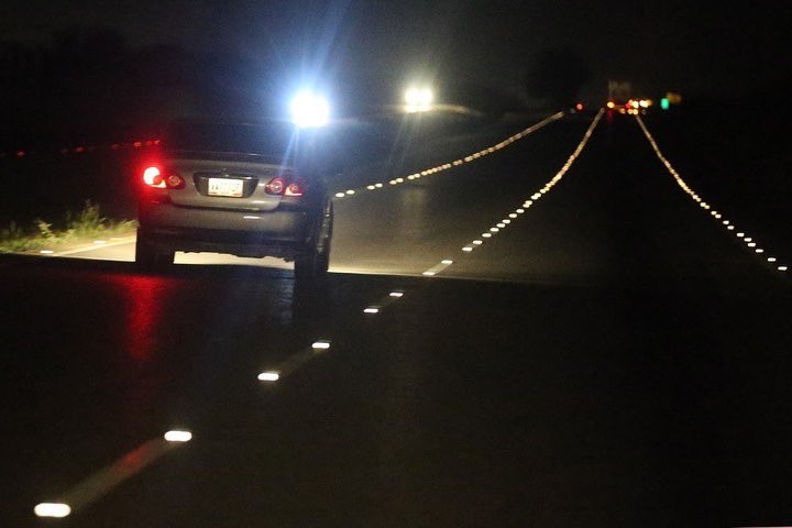 ¿Cuánto Vas a Pagar? Desmitificando el Ojo de Gato Vial Precio Perú por Mayor y por Menor. 2 Gráfico comparativo mostrando la variación del ojo de gato vial precio Perú por tipo de material (aluminio vs. plástico).