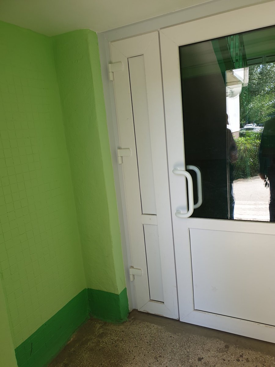 Приемка ремонта подъезда председателем совета дома пр. Вр.Сурова 23. Выполнены замена окон, двери тамбура, освещение и косметический ремонт стен.