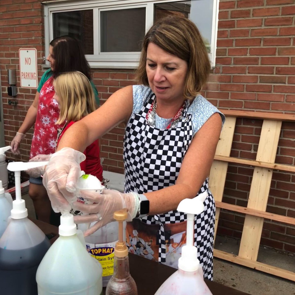 pta_van's tweet photo. #snoconesocial #vbpta Mrs. Cronin serving up sno cones along with some other fabulous volunteers! Students, teachers, parents, and administrators all coming together to provide a great experience for our kids! https://t.co/f5yjY5lOWg