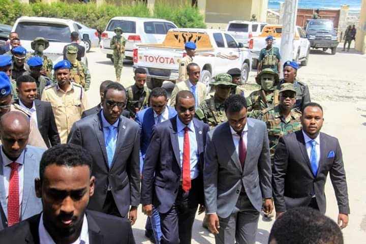 DalkaTV3's tweet photo. The new #Mogadishu mayor Omar Finish raises eyebrows by going with a private security force, some around him in the office as he meets with his deputies at the city's manucipal HQ. https://t.co/xQ3bOXBjq6