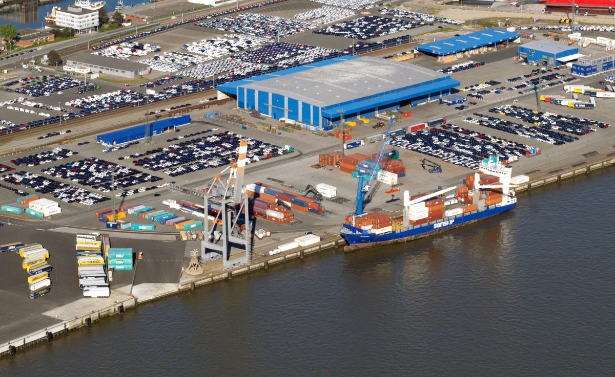 HWGCuxhaven's tweet photo. Die #Reederei @Samskip hat einen zweiten #Containerdienst von und nach #Cuxhaven aufgenommen. Für das HWG-Mitglied #Cuxport entsteht durch die neue wöchentliche Verbindung eine bessere und planbare Anbindung für Übernacht-#Containerverkehre aus #Hamburg.
https://t.co/HhZH4iOGD5 https://t.co/CrY8sDLN1E