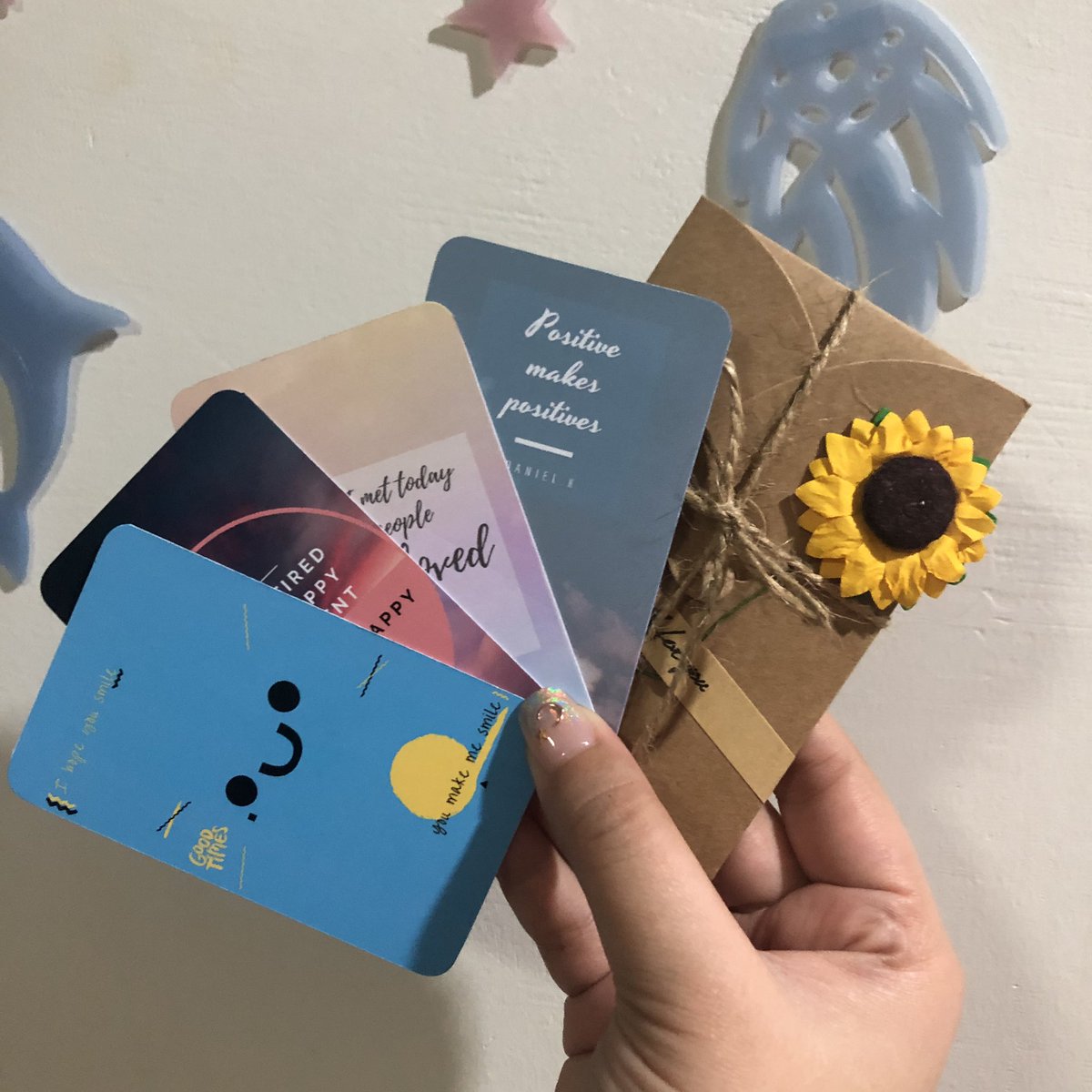 with_nongnong's tweet photo. 𝙂𝙞𝙫𝙚 𝙖𝙬𝙖𝙮
             — • 𝒴𝑜𝓊𝓉𝒽𝒻𝓊𝓁 𝒷𝑜𝓍 • —

🌻 1 set = vintage cover + photocard set (4EA)
 
— 12 𝐬𝐞𝐭

♡ Q&amp;A required 

✨ Place: Bitec Bangna
🎈 Time: TBA

#KangDanielColorOnMeinBKK 
#kangdaniel1stFanmeetinginBKK https://t.co/LKFXsuabQN