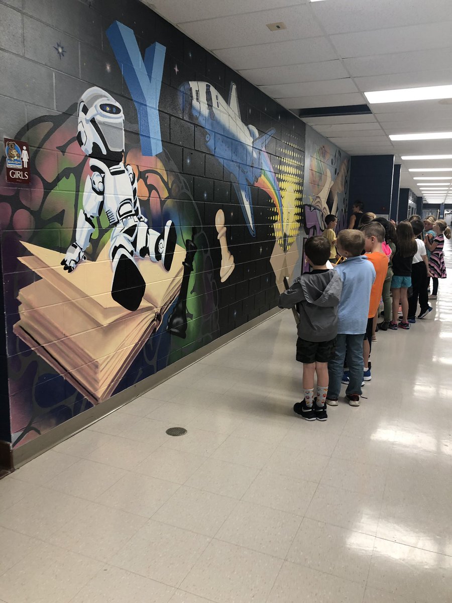 carriebholloway's tweet photo. Our students are learning to #BeROYAL - our murals depict the characteristics we want to see in our students. #ActiveLearners #OpenCommunicators #CreativeVisionarY @SVAPrincipal475 @svakrumpelman https://t.co/G6Zvcpg7bi