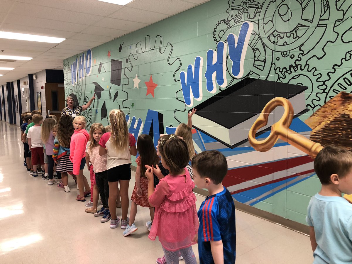 carriebholloway's tweet photo. Our students are learning to #BeROYAL - our murals depict the characteristics we want to see in our students. #ActiveLearners #OpenCommunicators #CreativeVisionarY @SVAPrincipal475 @svakrumpelman https://t.co/G6Zvcpg7bi