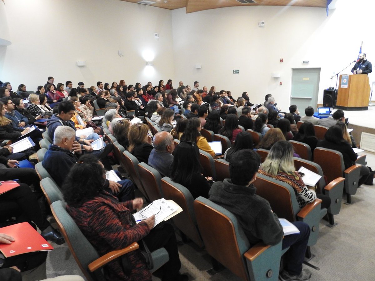 MDSAtacama's tweet photo. Con un gran aforo de jóvenes y adultos, se vivió el "Seminario de Actualización en Alzheimer, Demencias y Suicidios en el Adulto Mayor". Una jornada realizada en el @hospitalcopiapo, en conjunto con COPRAD, @SeremiSalud3, y, que contó con la presencia de nuestro seremi @remartmu. https://t.co/eI75lg5XuN