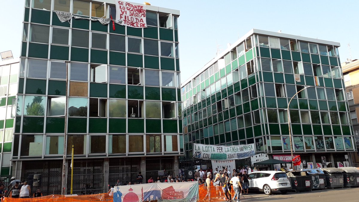 Dopo l'incontro tra prefettura, regione e comune di #Roma l'imminente sgombero di viale del #Caravaggio è stato sospeso. Un grande risultato della mobilitazione di movimenti e occupanti. Basta sgomberi!