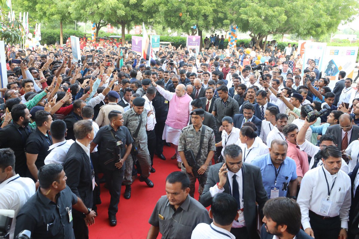 AmitShah's tweet photo. Addressed the convocation ceremony of Pandit Deendayal Upadhyay Petroleum University, Gandhinagar.

Life is full of possibilities and only those with courage can make most of them. 

My best wishes to each and every student who graduated from the university today. https://t.co/oHJZ2gVXes