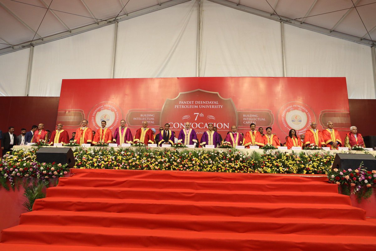 AmitShah's tweet photo. Addressed the convocation ceremony of Pandit Deendayal Upadhyay Petroleum University, Gandhinagar.

Life is full of possibilities and only those with courage can make most of them. 

My best wishes to each and every student who graduated from the university today. https://t.co/oHJZ2gVXes