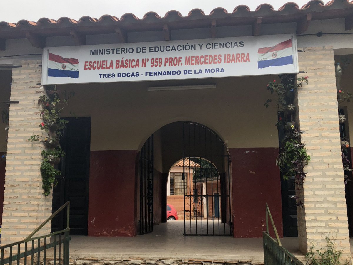 ultimahojapy's tweet photo. En la Escuela Nacional Nro. 959 Profesora Mercedes Ibarra, ubicada en la ciudad de Fernando de la Mora, se realizó la entrega de 3.753 cuadernos para beneficiar a 417 alumnos.

La institución fue sugerida por su ex-alumna, Alma Achón. https://t.co/GrIjOgBfZN