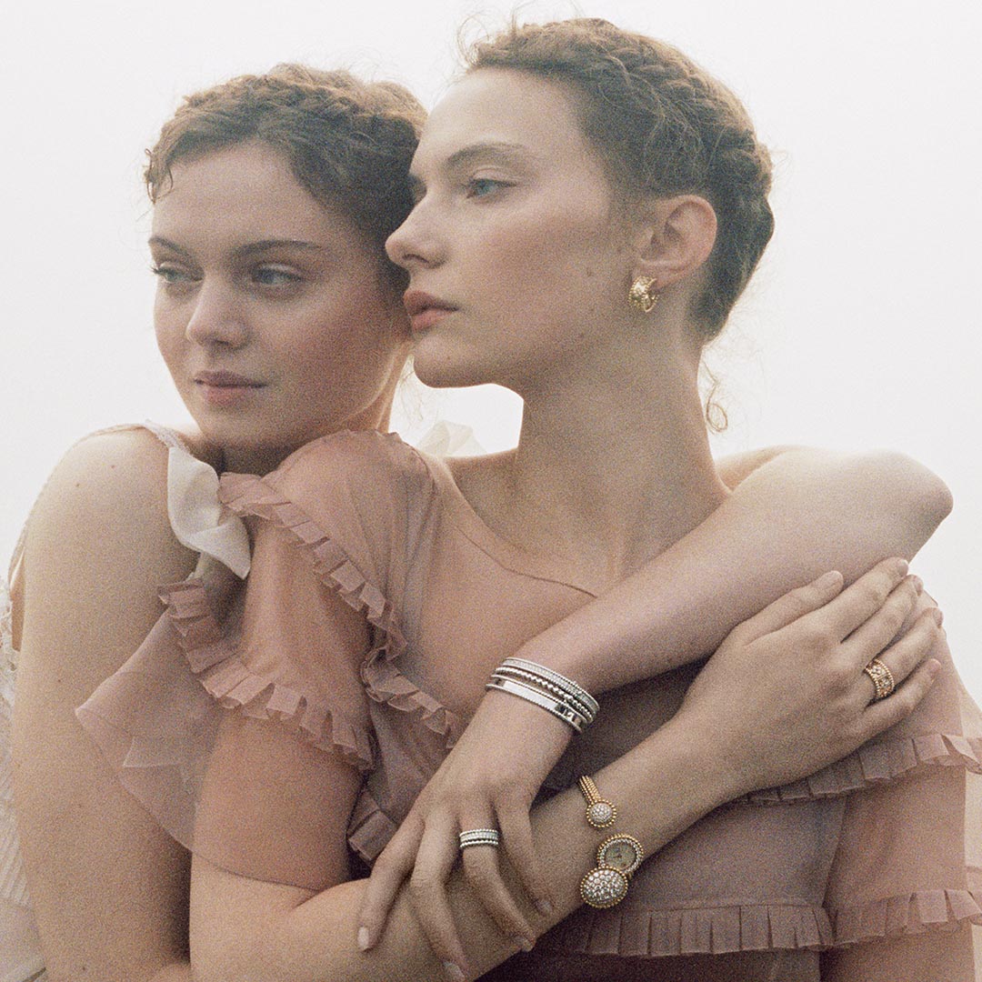 vancleefarpels's tweet photo. Discover the Perlée collection through the talented eyes of photographer @OliviaBee. Catch a glimpse of her approach to capturing the beauty of everyday life and her unique vision of the Maison. #VCAperlee #ChasingPerlee #VanCleefArpels
https://t.co/BIn6tdy07H https://t.co/awZLAPDmoG