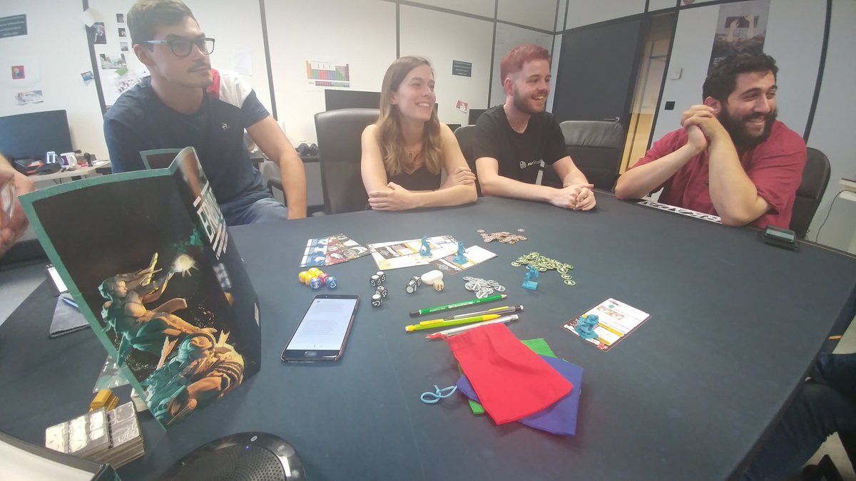 Hier soir, démo du jeu #Erune par #Arkada dans les locaux du BearStudio 🙌

L'équipe s'est prêtée au jeu avec plaisir 👍 
 #Rouen