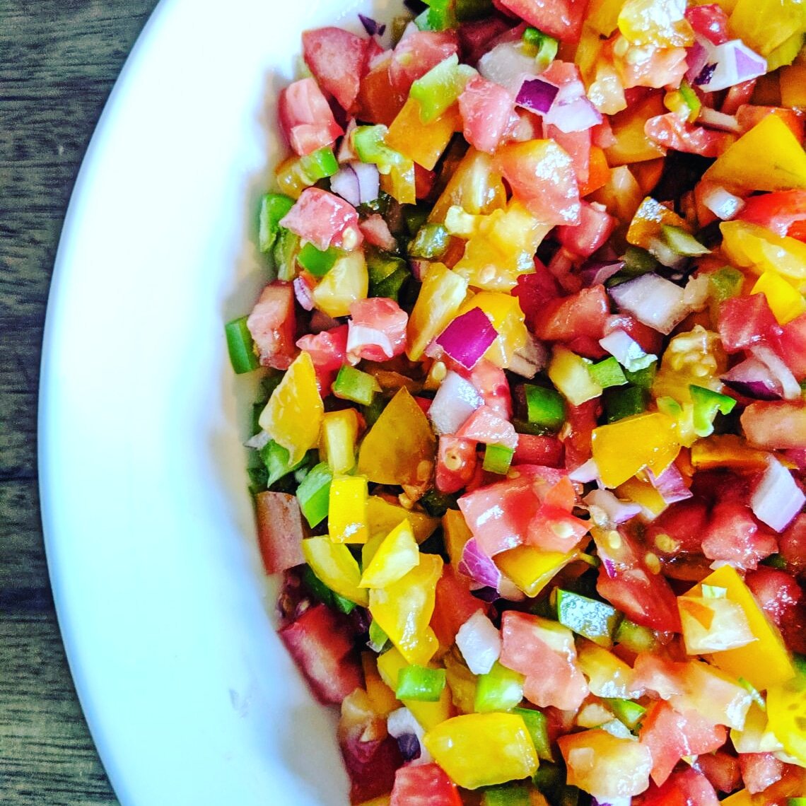 This easy and beautiful #fresh #garden #salsa is live on the #blog now! #linkinbio #recipe #farmhouseten #chef #foodie #foodblogger #foodblog #ottawa #supportlocal