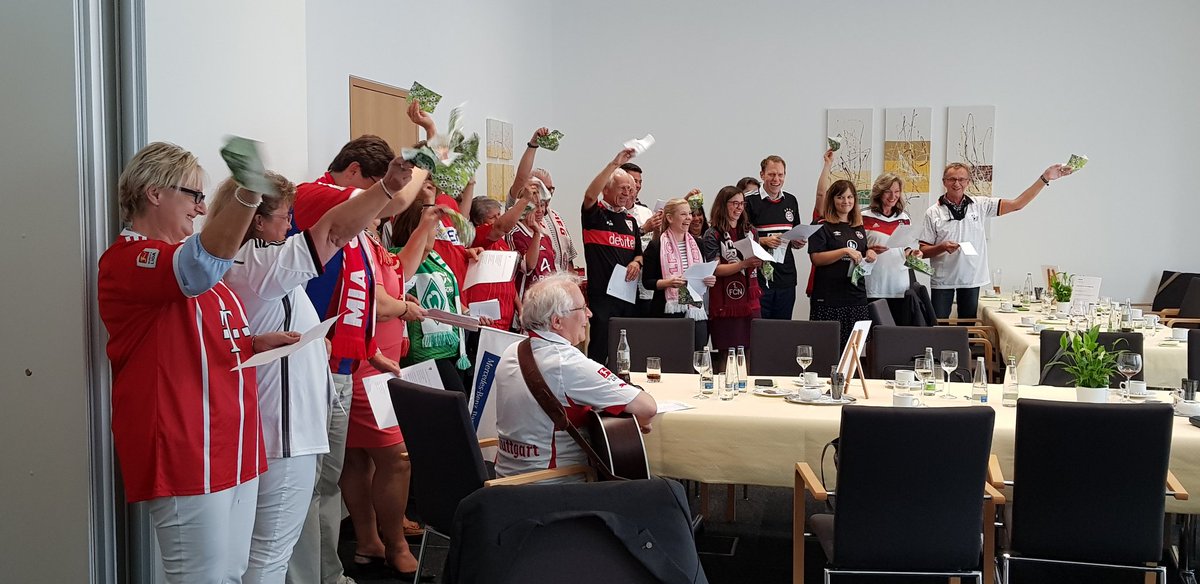 thomas_dettling's tweet photo. ◼ Danke @CJ_Wais für eine klasse Verabschiedungsfeier mit vielen treuen Wegbegleitern und tollen Kolleg*Innen. Und #danke für eine Top #Zusammenarbeit im #Change-Project #CampusErlangen.

@TripleK80020203, @R_Jaeg
und ich, bauen an den neuen Arbeitswelten weiter.

@stefanmoschko https://t.co/KK9kFOezBE