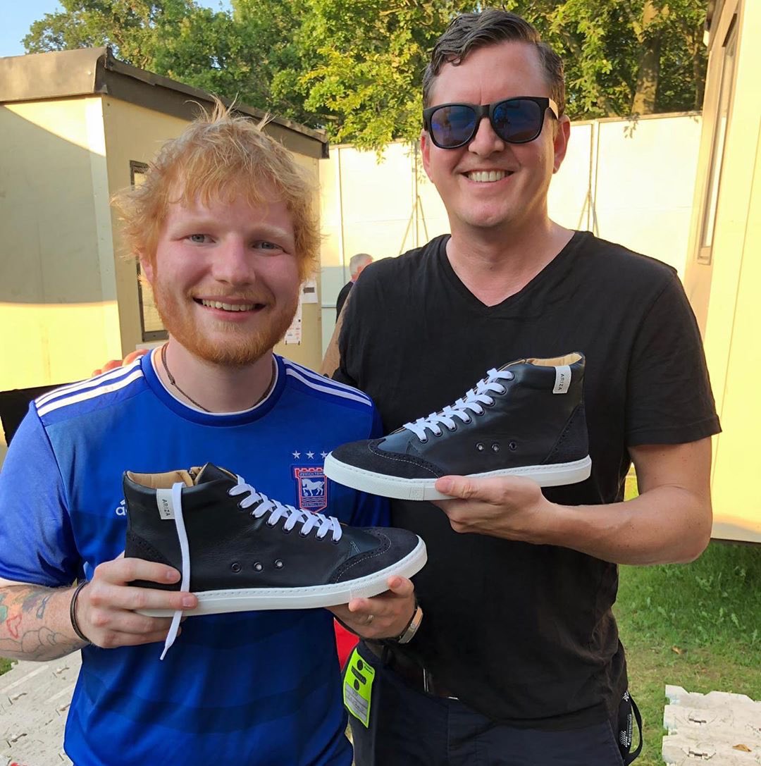 Ed Sheeran News (Fanpage) 💛 on "📸 rubirosabrand: With his „Divide Tour“, Ed Sheeran has written music history. The great artist is delighted about RUBIROSA sneaker at the last concert