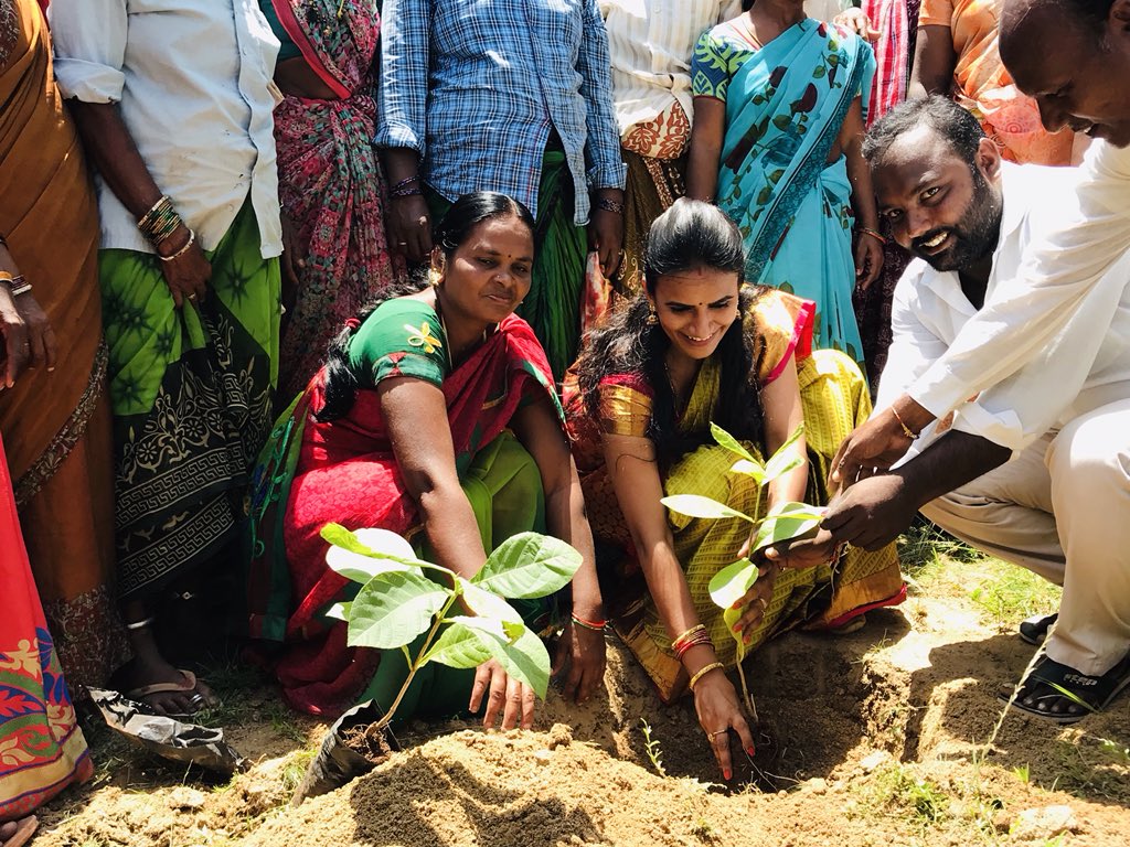 CMR_INC's tweet photo. #Forestvisit as apart of #Harithaharam visited to #RamuniGuttaforest in our village.🌳as we all know monkeys destroying crops&houses,thy are cumg out of the forest because we destroyed their houses,now it’s time to rebuilt.
we are mostly planting fruit bearing to send thm back. https://t.co/P2j8LttD6w