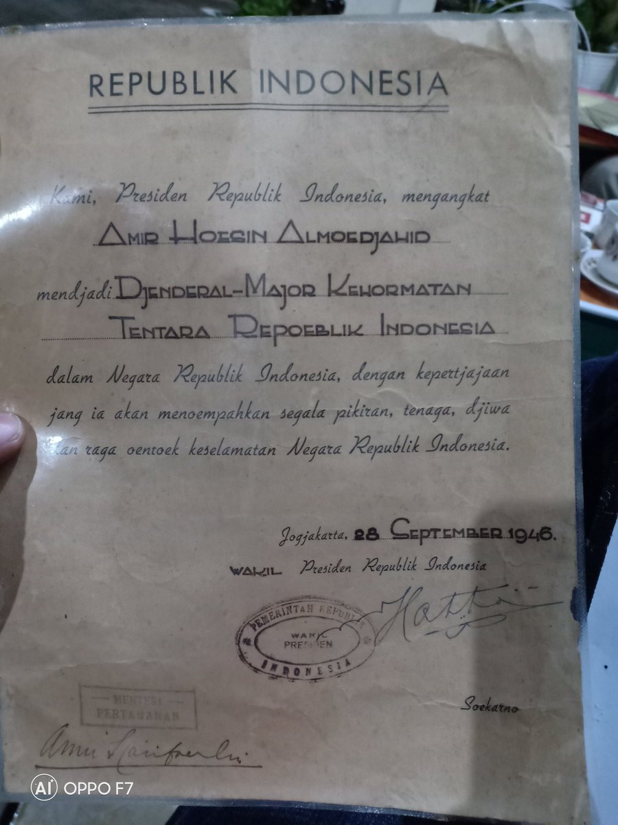 Adakah arsip ini tersimpan di <a href="/ArsipNasionalRI/">Arsip Nasional RI</a> atau <a href="/KemensetnegRI/">Sekretariat Negara</a> atau <a href="/Puspen_TNI/">Pusat Penerangan TNI</a>, Amir Hoesin AlMoejahid mendapat pangkat Djendral-Major Kehormatan dari Presiden Republik Indonesia yg saat itu di tandatangani oleh Bung Hatta selalu Wapres krn Presiden di pengadingan