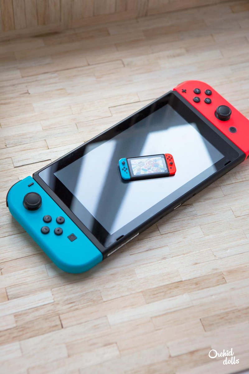 OrchidDolls's tweet photo. @designerways Actual Switch VS Mini Switch! 🎮
#DiaDelGamer #gamerday #nintendo #miniature #NintendoSwitch #Switch #miniSwitch https://t.co/nJyjOxqaoJ