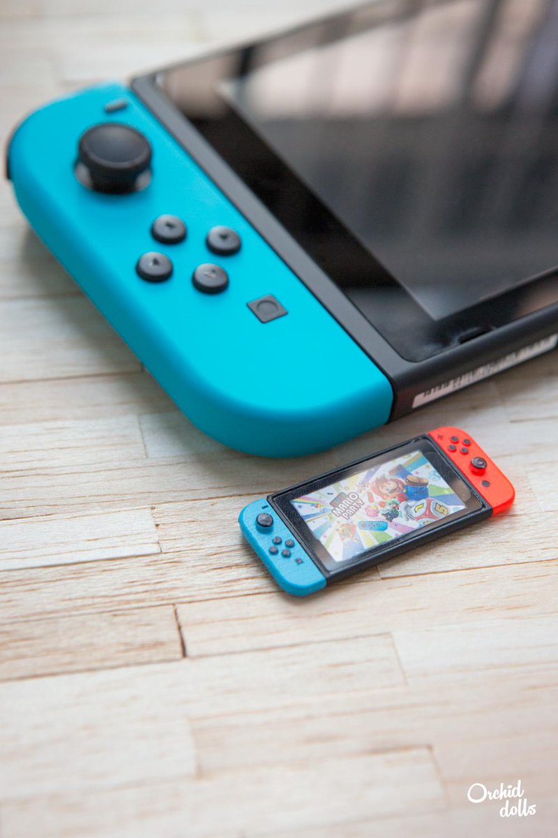 OrchidDolls's tweet photo. @designerways Actual Switch VS Mini Switch! 🎮
#DiaDelGamer #gamerday #nintendo #miniature #NintendoSwitch #Switch #miniSwitch https://t.co/nJyjOxqaoJ