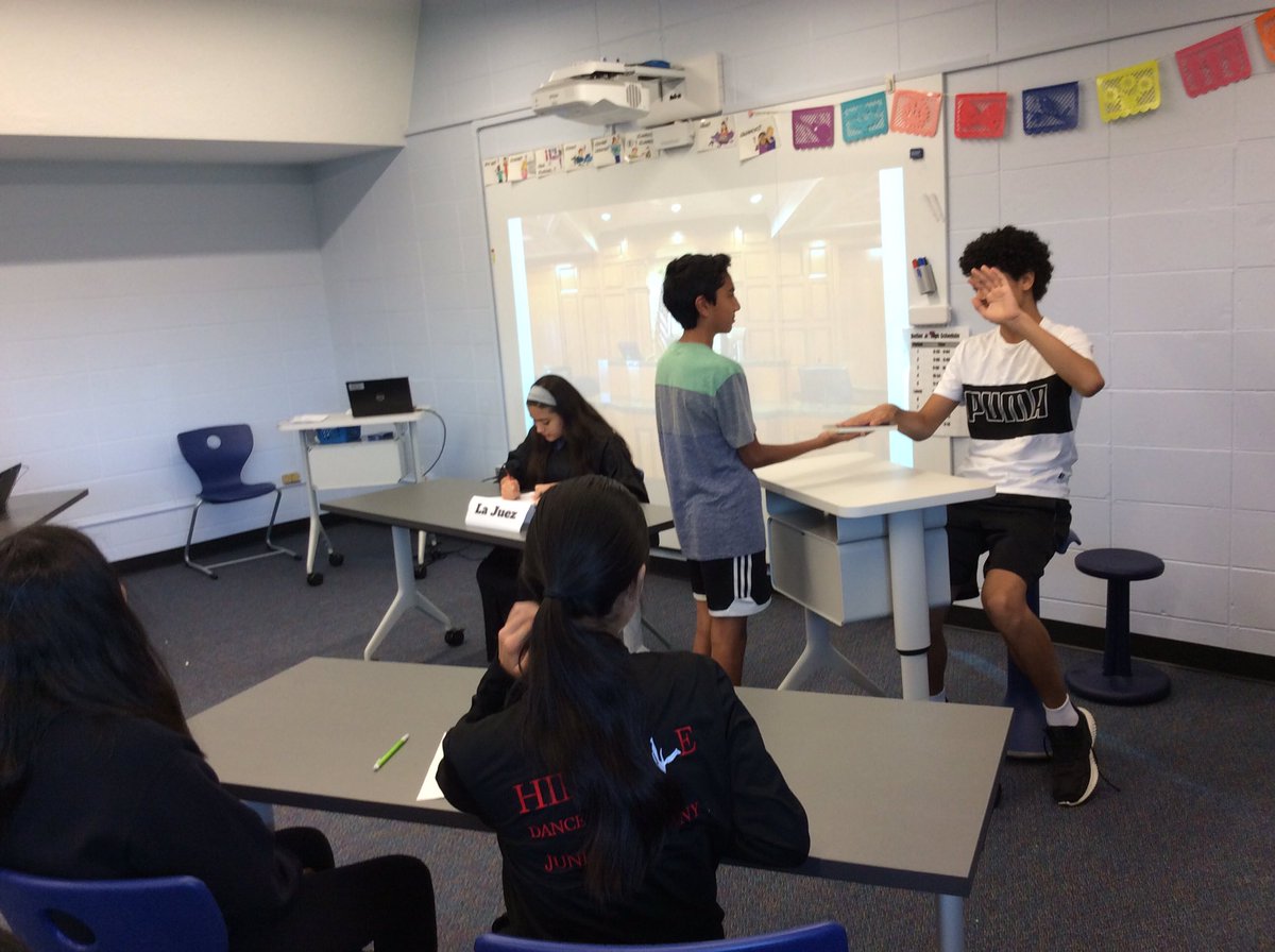 ProfeStathakis's tweet image. Our court is in session! Lawyers and clients use text evidence to try the characters from El Nuevo Houdini. Great evidence and thoughtful arguments. @CarolGaab who should pay the fines and repairs? Our judge rules tomorrow! #D53Learns