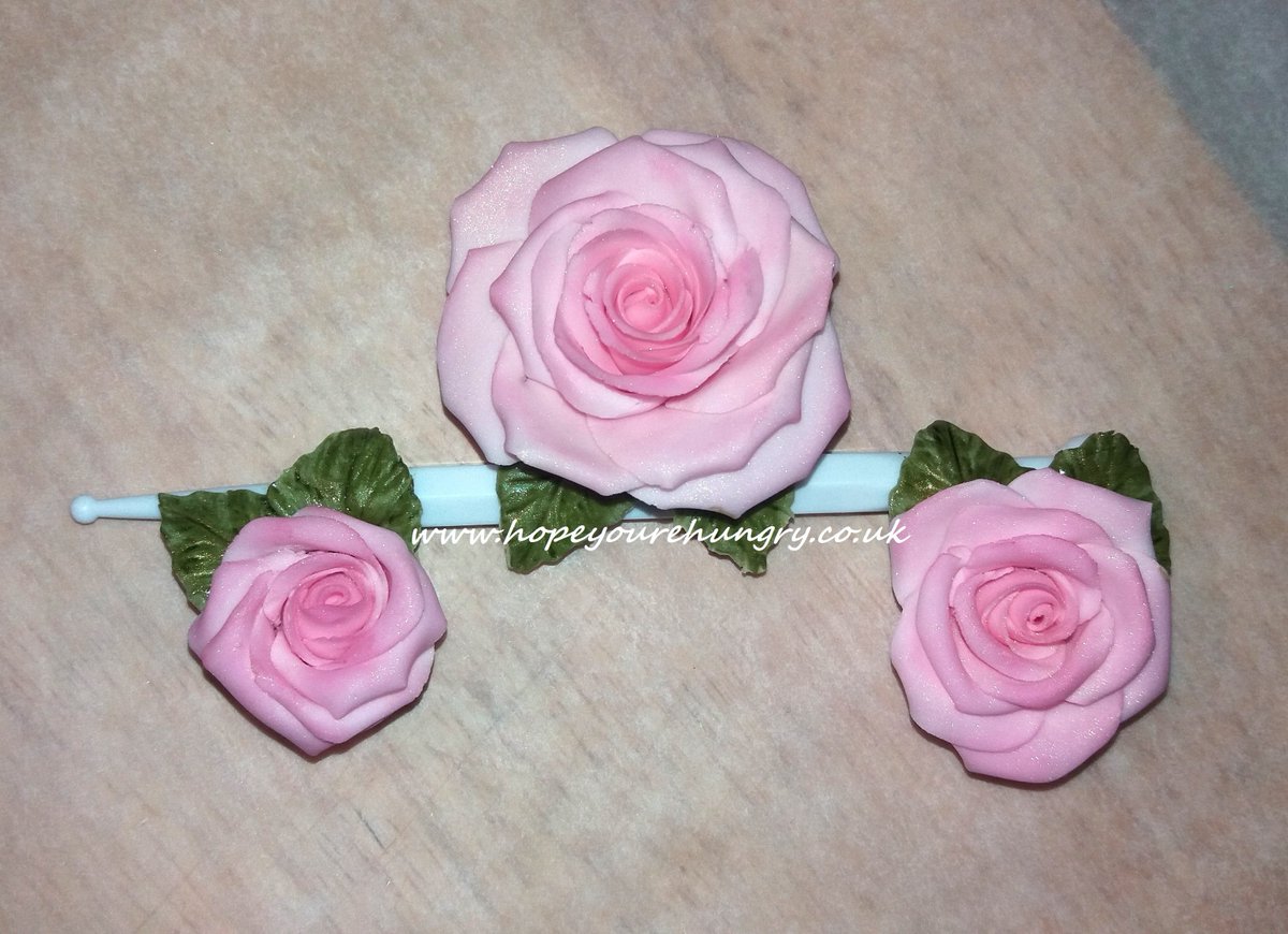 re_hungry's tweet image. Finally finished my trio of pretty #pink #sugar #roses! All dusted in edible glitter for sparkle. Hope you like them! Stay hungry! ;) x #sugarpaste #sugarart #handmade #homemade #fresh #sugarrose #petals #rose #flower @RenshawBaking @RainbowDustLtd @PMEcake