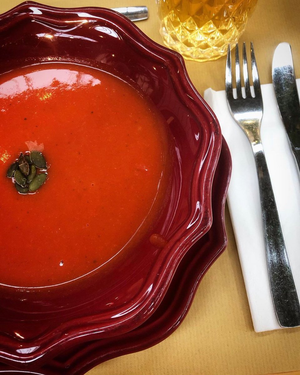 valetedecopaspt's tweet photo. 🔺No #Terrárea, em #Matosinhos, há uma junção dos conceitos de florista, decoração e cozinha #saudável, onde se descobrem pratos #vegetarianos recheados de cor e aromas surpreendentes.😋👌
.
.
🔺Sopa de Beterraba; Salada de Quinoa,🍄, Rúcula, Rabanete,🍅e Abóbora; Tarte de🍏.👨‍🍳 https://t.co/uCyiRkrORe