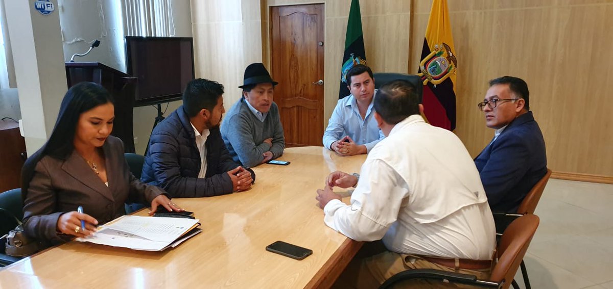 AguaEc's tweet photo. Secretario del Agua @HumbertoCholang, el Prefecto de #SantaElena, José Daniel Villao y la @EmpresaaguaEc matuvieron reunión de trabajo para analizar los diferentes proyectos hídricos para la provincia. #JuntosPorElAgua https://t.co/77W9VfhuO5