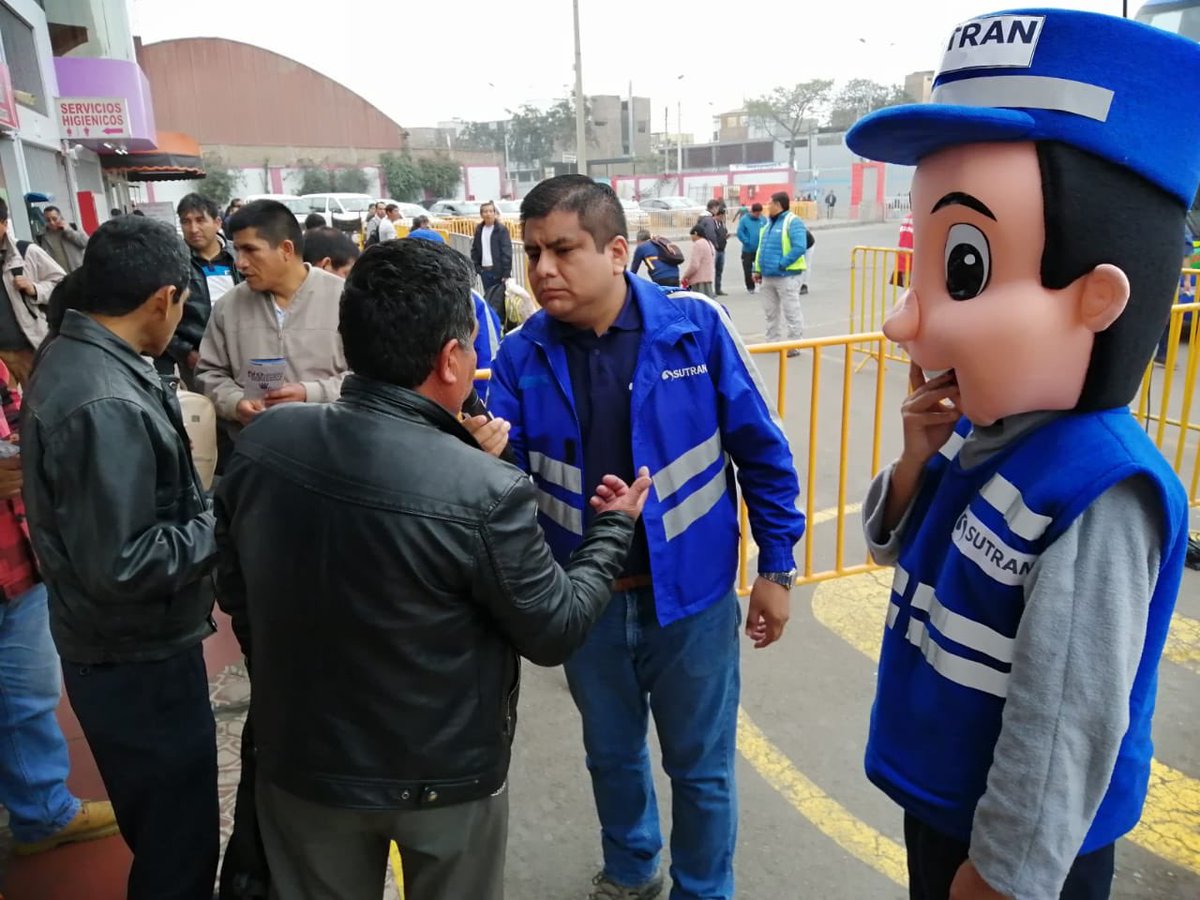 sutranperu's tweet photo. #SutranInforma | Continuamos trabajando por tu seguridad. 💪

🙋🏻‍♂ Estamos en el @TerminalMolina con nuestros orientadores brindando charlas informativas sobre la importancia de abordar vehículos formales y tener un #ViajeSeguro. Recuerda #AlguienTeEspera https://t.co/w1NWCW2BoC