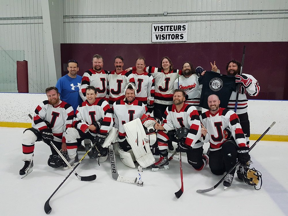 This is your LAST CHANCE to register for the <a href="/TravellersHKY/">Ottawa Travellers</a>'s winter season! Get the squad together and join us for a long season of competitive fun - bit.ly/2Ghtcyo!