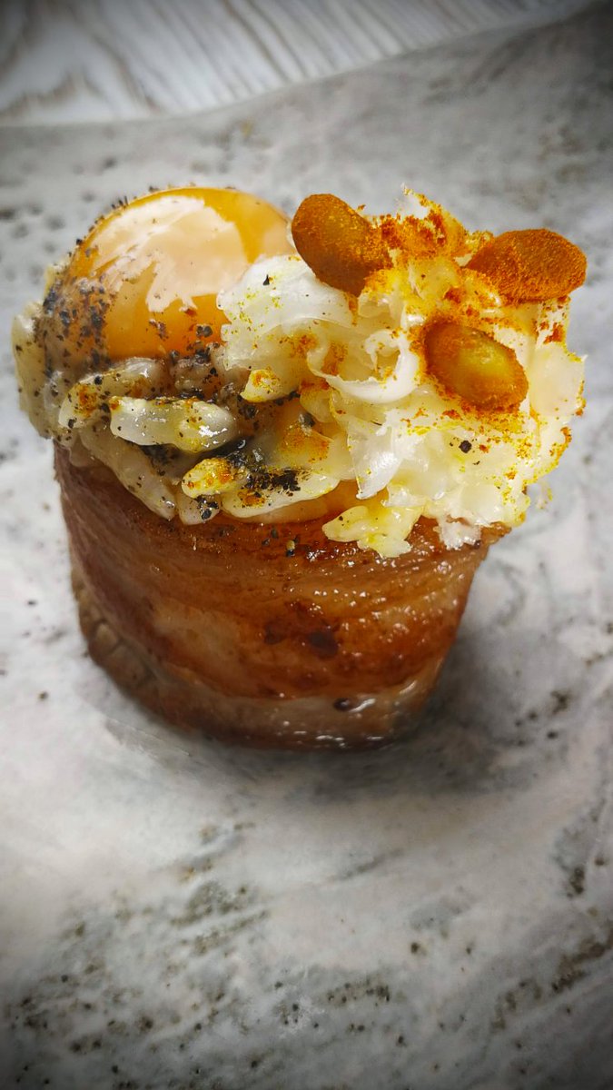 Gunkan carbonara, barco de pancetta relleno de rissoto con mantequilla echiré,  huevo encurtido en kombucha coronado con queso de oveja mallorquin y piñones rebozados en harina de torreznos. Ah y mucha pimienta, por algo se llama carbonara. Toma ya, la p.... Ostia.