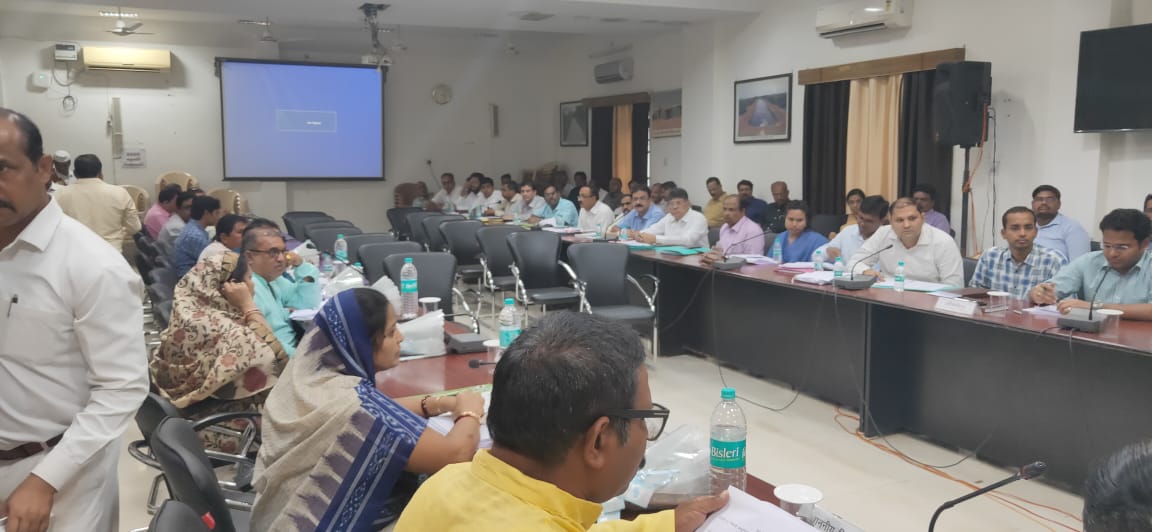 आज दुर्ग कलेक्टोरेट में आयोजित दिशा के बैठक में शामिल होकर दुर्ग लोकसभा के लोकप्रिय सांसद श्री <a href="/VijayBaghelCG/">Vijay Baghel</a> जी ने केंद्र सरकार के जिला में क्रियान्वित योजनाओं व कार्यों की समीक्षा कर आगे की कार्ययोजना के लिए निर्देशित किया.