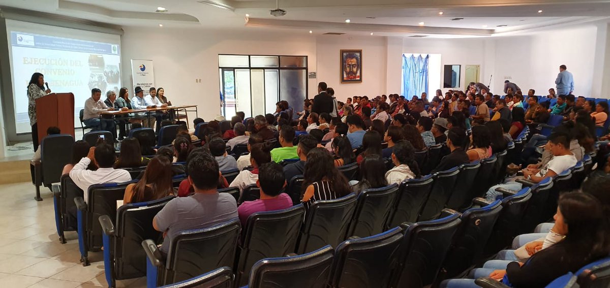 AguaEc's tweet photo. Titular de @AguaEc, @HumbertoCholang, en la Universidad Estatal Península de Santa Elena, entrega las autorizaciones de uso y aprovechamiento del agua, certificaciones de nuevas directivas y personerías jurídicas a Juntas de Riego y Agua Potable de la provincia.  #JuntosPorElAgua https://t.co/mhr1wli8D4