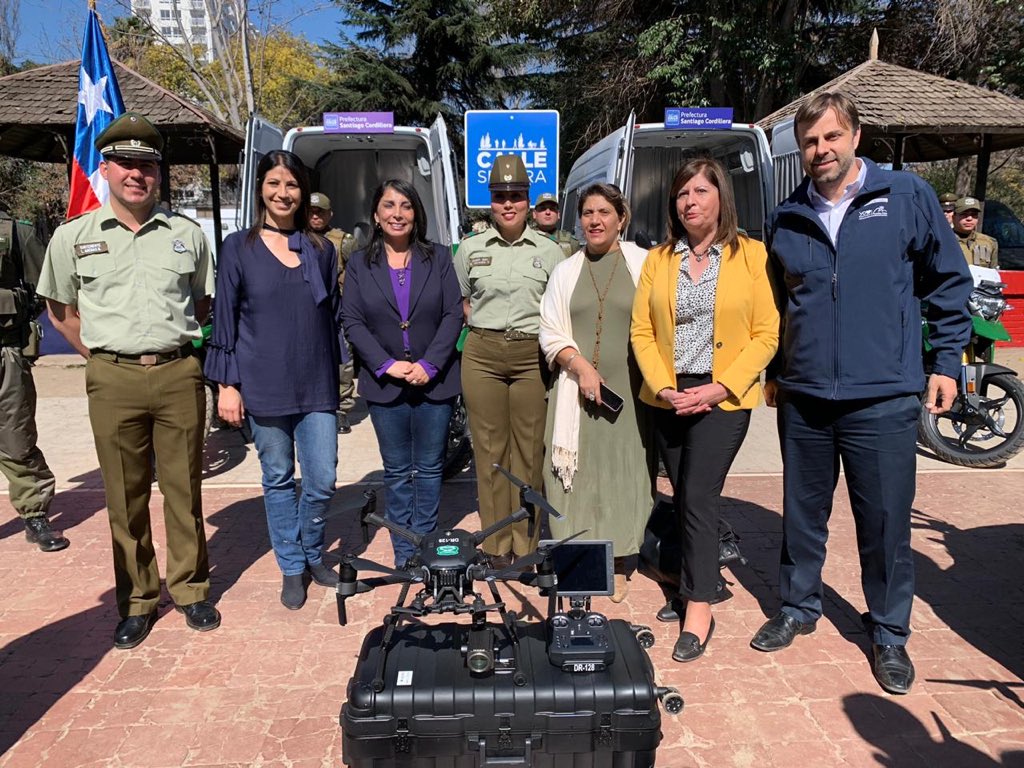 YeyiChocair's tweet photo. La Seguridad es nuestra mayor preocupación !Gracias Intendenta @KarlaEnAccion y @COREsantiago x entrega a Prefectura Cordillera d @Carabdechile d 2 Retenes Móviles,4 Motos y 2 Drones . Seguiremos trabajando en combatir la delincuencia y proteger a nuestras familias. #CalleSegura https://t.co/f0H0PJfeIE