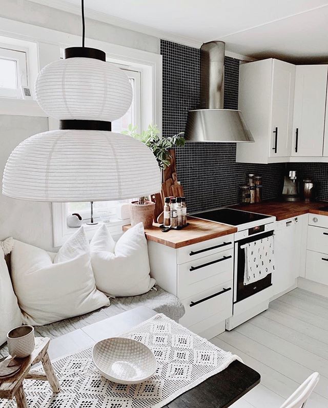 Aujourd’hui on souhaite vous partager ce joli coin cuisine au style résolument scandinave ! 📷 : @interiorsylvia .
.
.
#interiordesign#inspiration#coincuisine#cuisinedesign#formakami#andtradition#designscandinave#cuisinedereve ift.tt/2NKM518