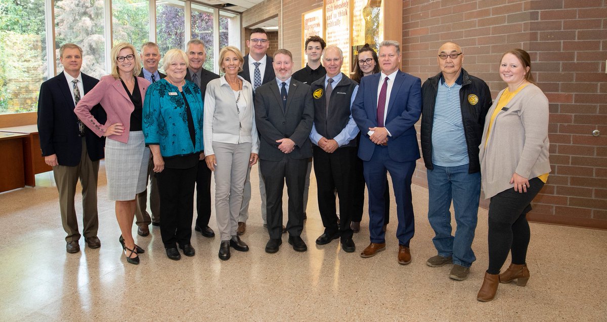 BetsyDeVosED's tweet photo. King Tech High School provides 25 different career paths for students to study, many of the courses taught by industry professionals. Students shared with me how much they loved their school because of the hands-on, real-world experience they were gaining. #RethinkSchool https://t.co/u0573cEa6P