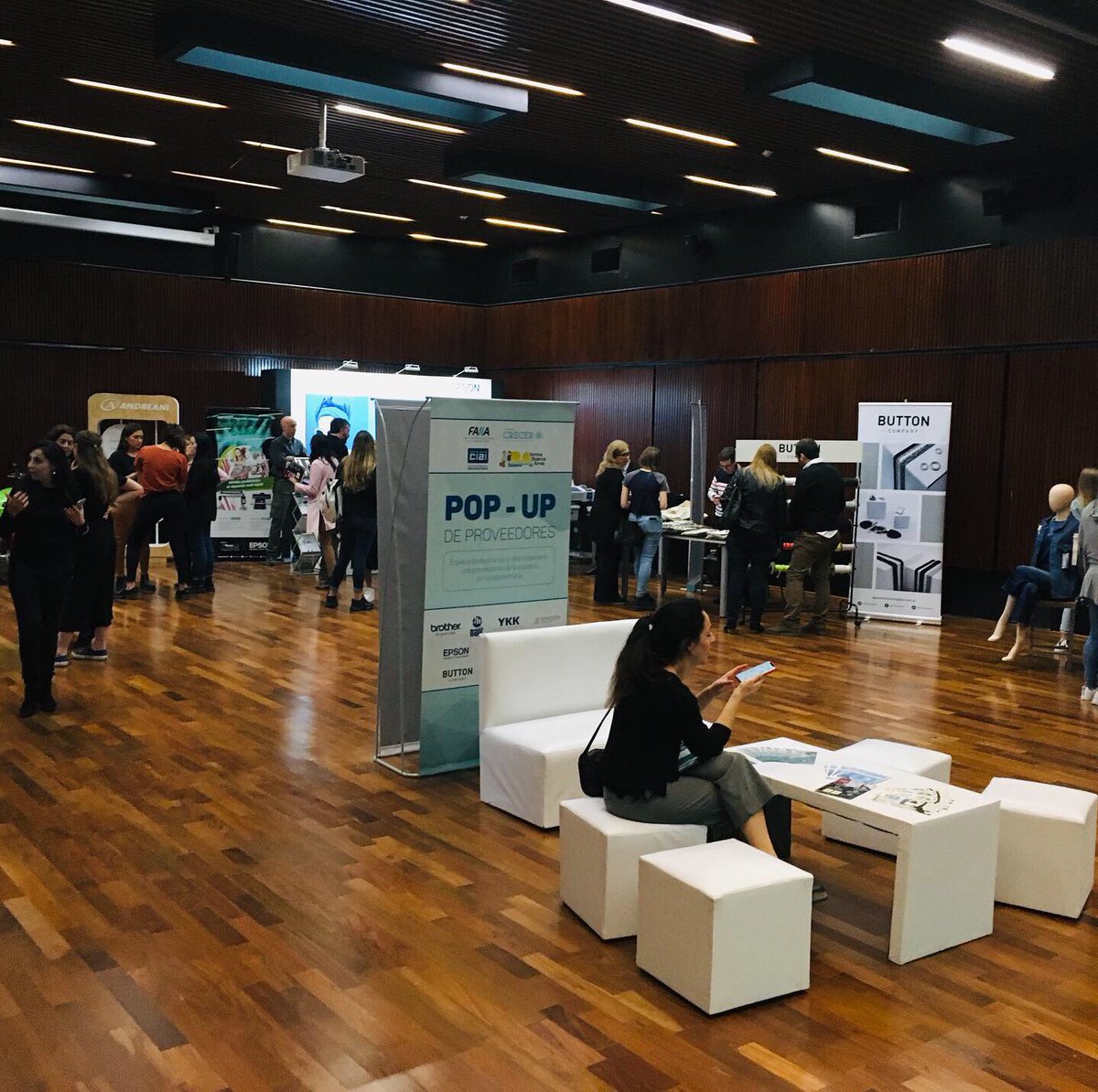 FAIIAPCrecer's tweet photo. Junto a @CIAIndumentaria los esperamos en nuestro Pop Up de Proveedores. Vengan a conocer las novedades de los expositores: @SantistaJW @BrotherModa #Maplit @AndreaniOk #YKK @EpsonAmerica #Etiquetasmanuelarslanian #telectronica #buttoncompany #wesap 
#BASemanadelaModa https://t.co/T4JWTre5n3