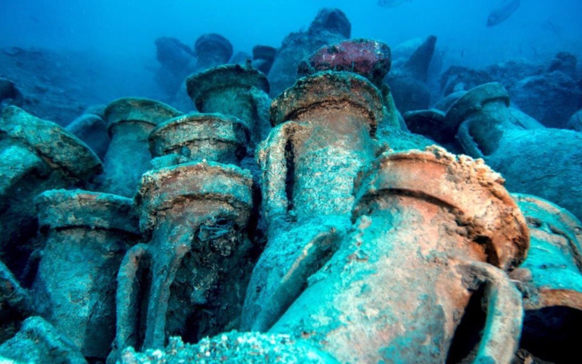 байи италия затонувший город. кладбище затонувших кораблей. риф сильфра исландия. корабль рио гранде затонувший. Are found in the sea.