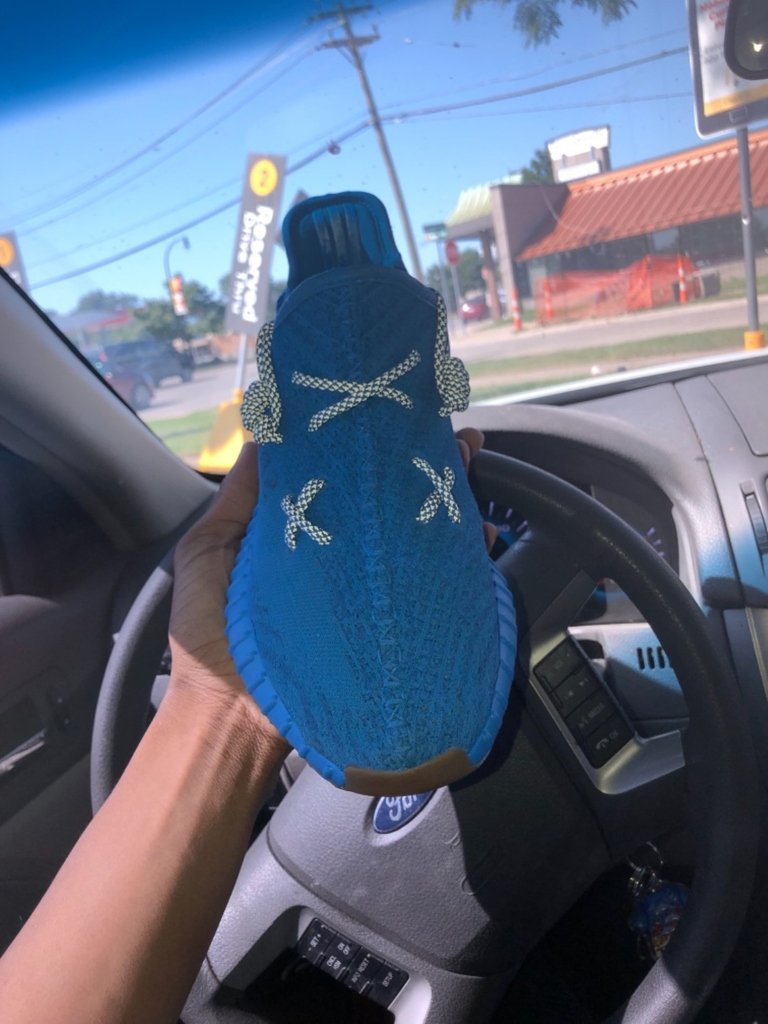 Lace Lab on Twitter: "@richvon_ with the Dope custom yeezy &amp; style lace style. Laces: Cove blue 3M Inverse rope laces Suggested size: 41"-45" Shop now using the link in our