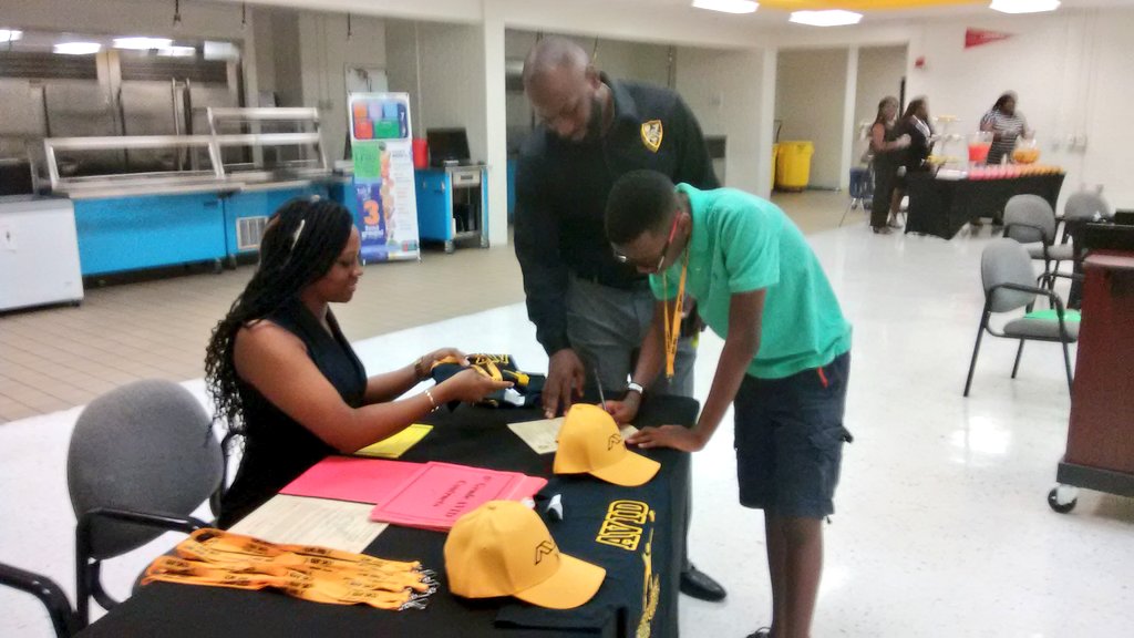 LonGibson4's tweet photo. AVID Contract Signing #CampCreekMiddle #CollegeBound #academicexcellence https://t.co/I2J80VjMee