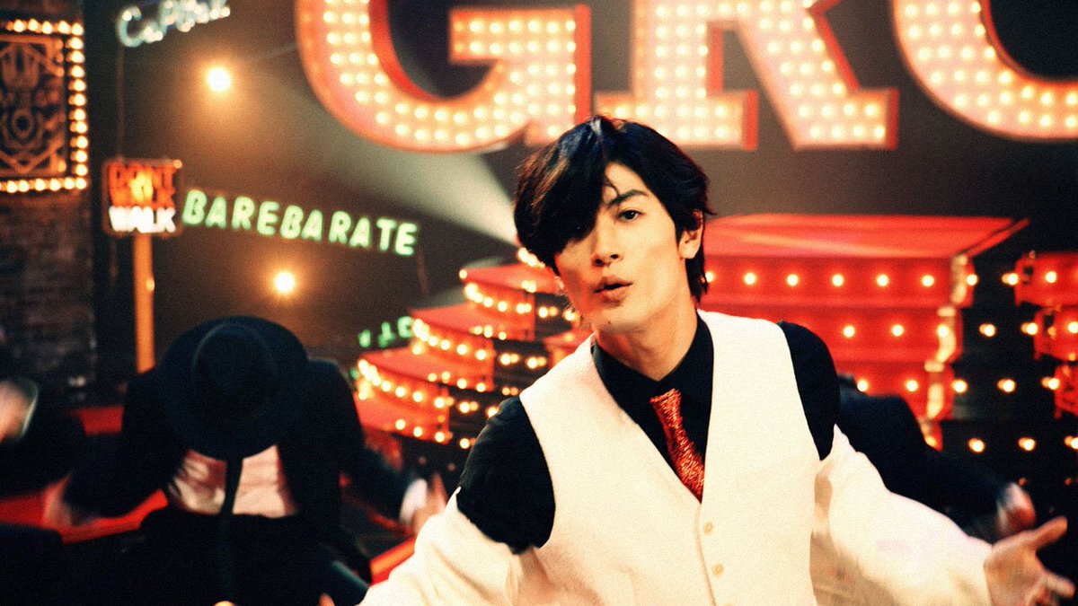 三浦春馬 白いスーツなどシックな姿で歌って激しいダンス！「グロップ